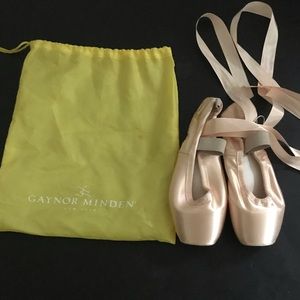 Gaynor Minden Pointe Shoes NWOT